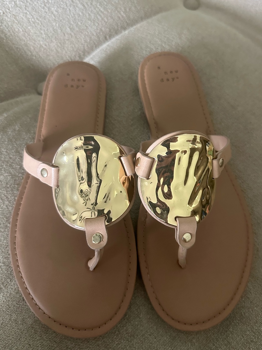 A NEW DAY GOLD SANDAL SZ 8.5